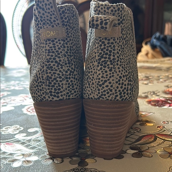 Black and White Ankle Boots with Sleek Silhouette - Picture 3 of 6